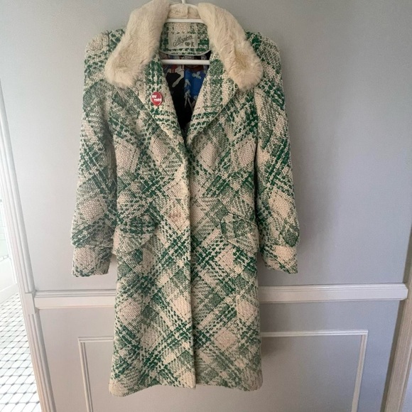 🌿 VINTAGE // MCGINN • green and cream plaid coat with fur collar and silk lining - Picture 2 of 11